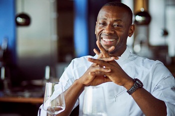 Portraitfoto von Anthony Sarpong mit verschränkten Fingern