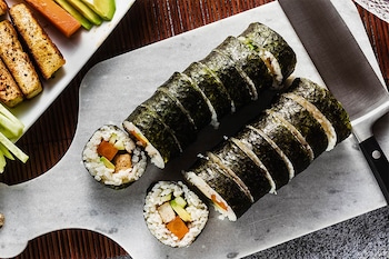 Veganer Fisch lässt sich besonders gut in Sushi verarbeiten.