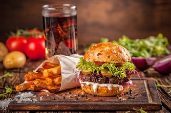 Burger und Pommes, die von einem Profifotografen für die Restaurant-Website professionell in Szene gesetzt wurden