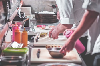 Hygienevorschriften in der Gastronomie betreffen auch die Personalhygiene.