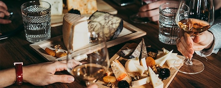 Käse ist nicht nur in Kombination zu Wein denkbar, auch zu verschiedenen Biersorten kann er gut angeboten werden.