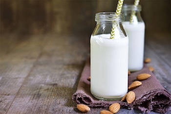 Kurkuma Latte kann mit Milch oder alternativ mit Mandelmilch hergestellt werden. 