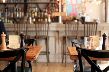 Restaurant eröffnen – zwei sauber eingedeckte Tische in einem Restaurant