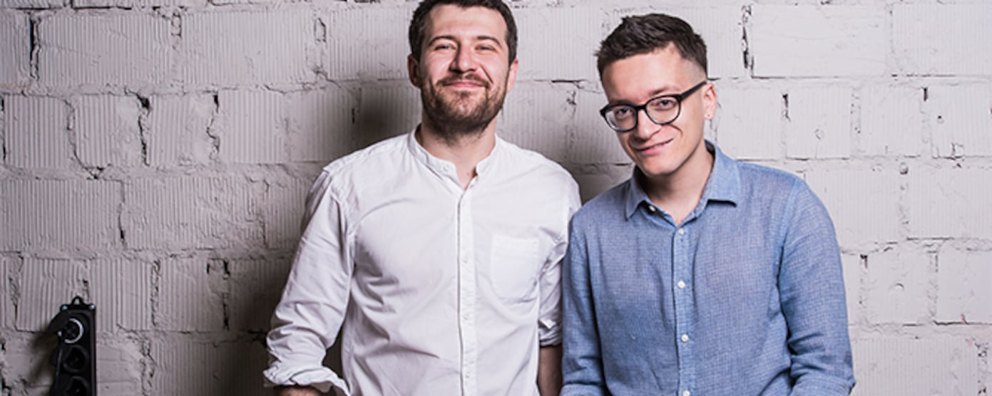 Restaurant eröffnen – Zwei junge, männliche Gastro Gründer stehen nebeneinander