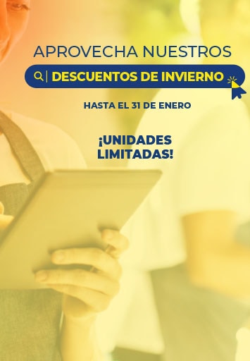 Batidora roja siendo usada para hacer sumo de tomate