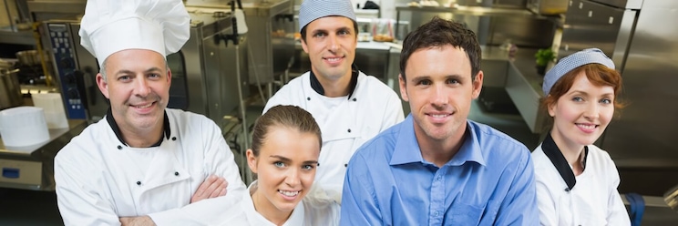 Contratación de personal y funciones en un restaurante