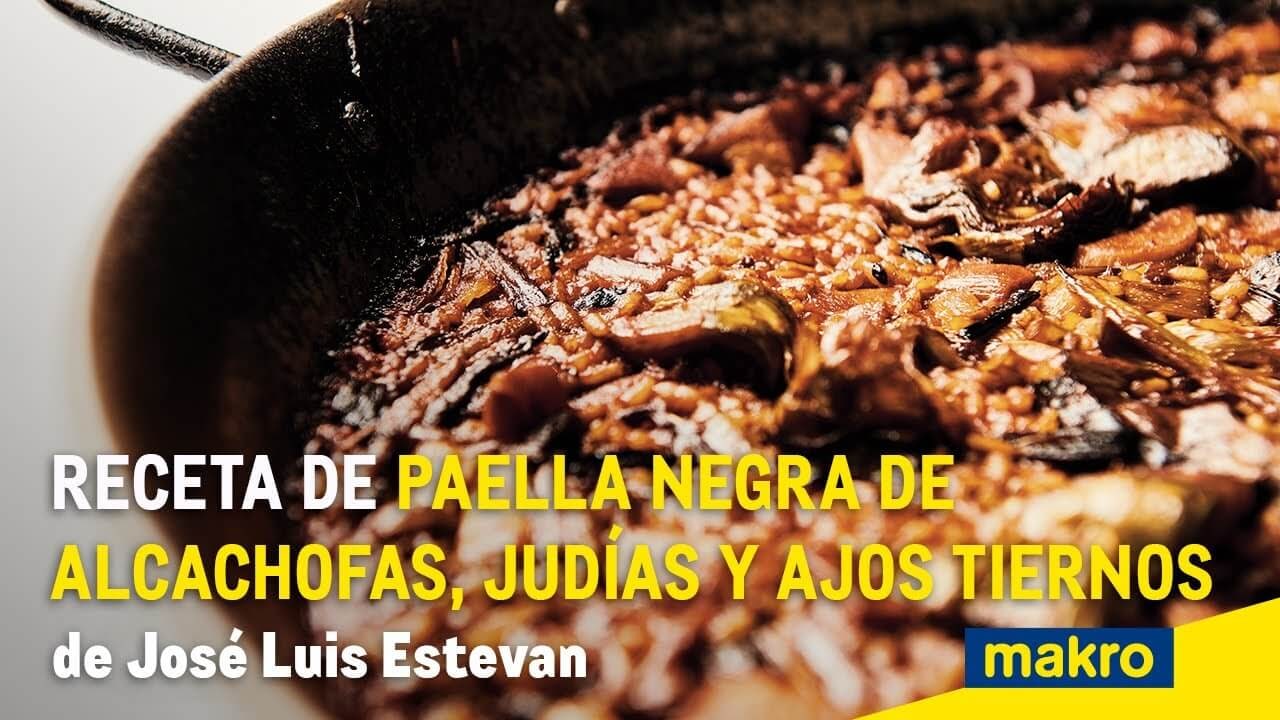 Paella negra con alcachofas