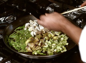 Paella negra con alcachofas - Paso 2