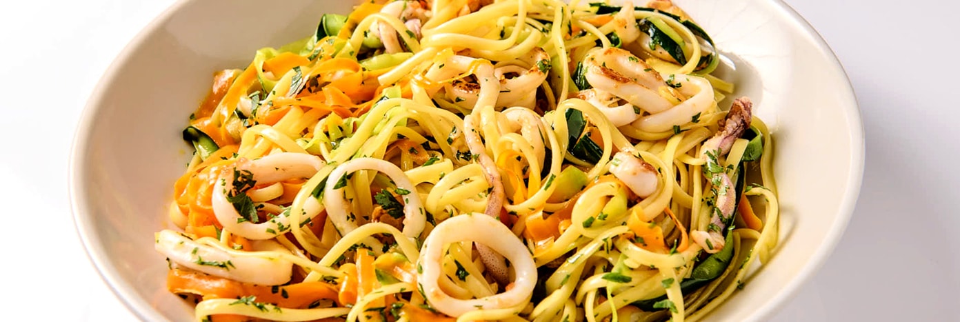 receta final de linguini con calamar y verduras para menu del día