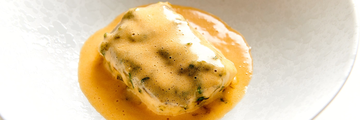 Lomo de bacalao con Beurre Blanc de queso de flor y mojos