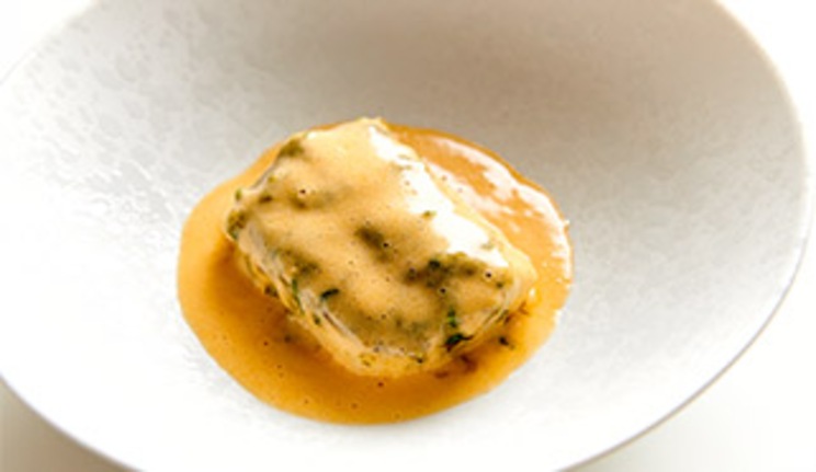 Lomo de bacalao con Beurre Blanc de queso de flor y mojos