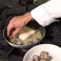 Merluza en salsa verde con almejas - Paso 6