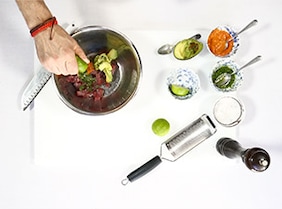 Tartar de atún rojo, mojo rojo, cilantro, lima y aguacate - Paso 1