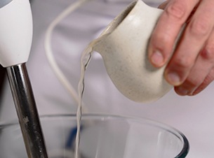 Añadimos caldo a la mayonesa