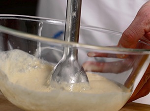 Mayonesa de trufa acompañada de croquetas de boletus