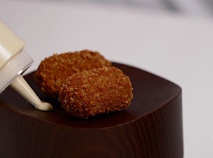 Emplatamos las croquetas con la mayonesa