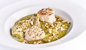 Guiso de alcachofas en salsa verde con vieiras