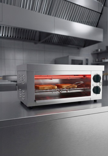 Batidora roja siendo usada para hacer sumo de tomate