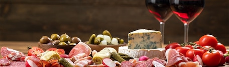 Planche de charcuterie et de fromage, verres de vin