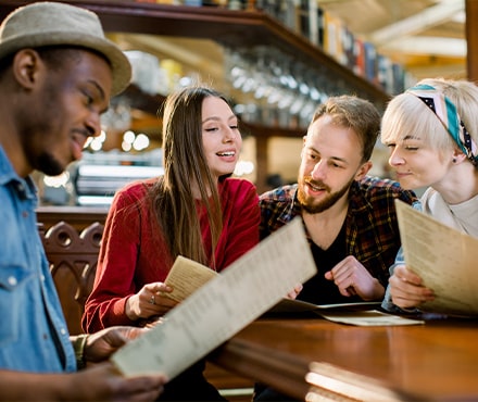 Groupe d'amis regardant la carte des prix d'un restaurant
