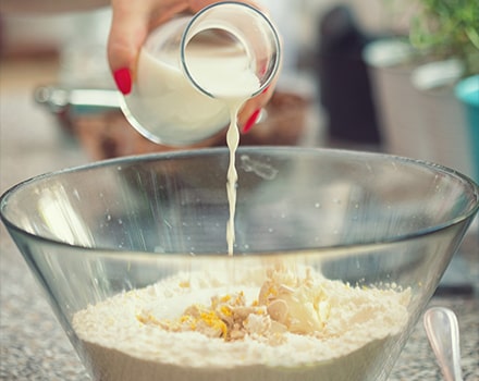 Préparation lait dans un plat