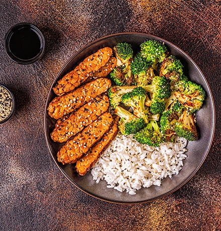 Tempeh frit avec du riz et du brocoli
