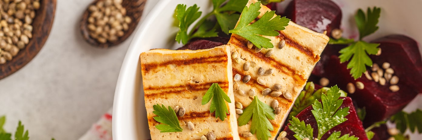 Salade de betteraves au four avec persil de tofu grillé et huile dans un bol blanc