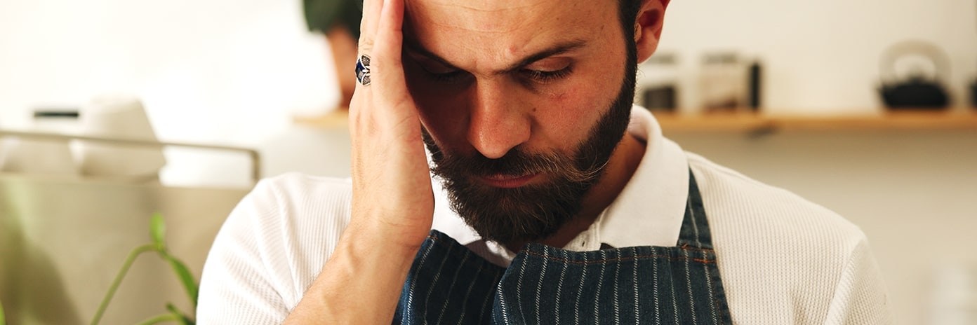 Homme stressé qui se tient la tête