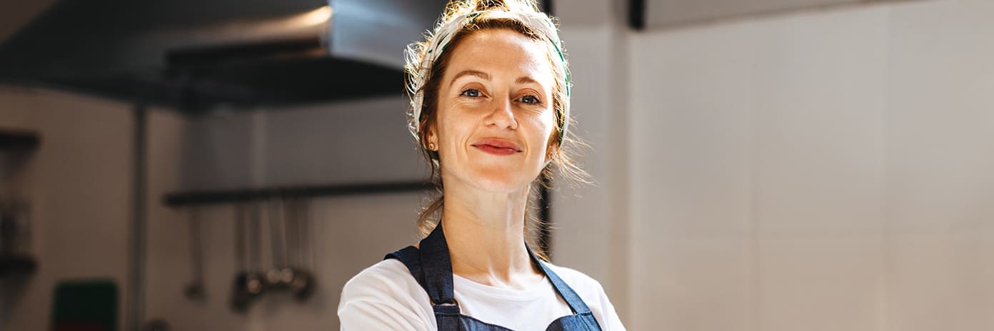 Propriétaire d’un petit café qui prend la pose