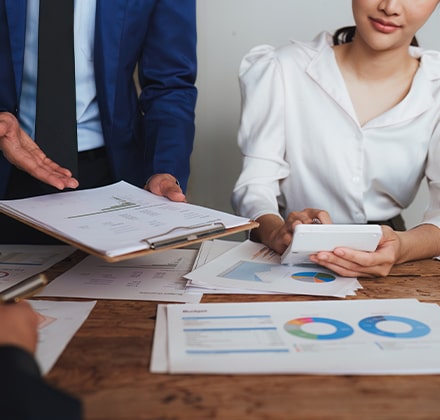 Buste d'une femme regardant des documents montrés par un homme