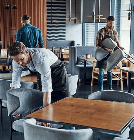 Hommes installant le mobilier d'un restaurant