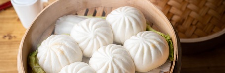 Bao dans un panier vapeur en bambou