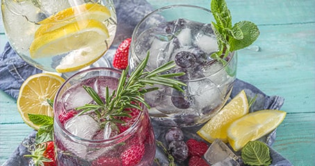 Verre d'eau infusée avec des fruits