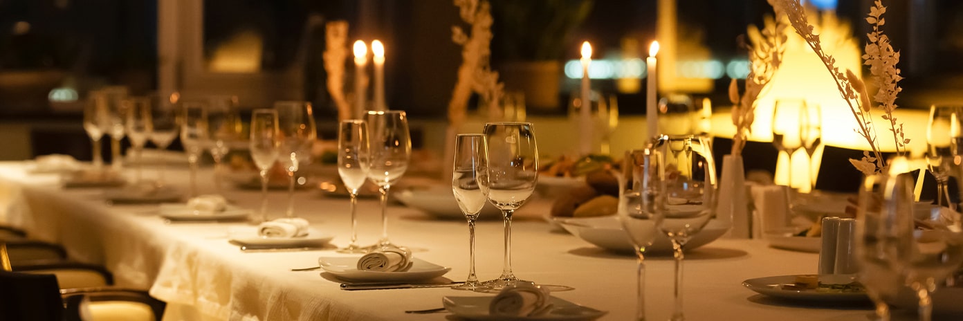 Table de restaurant dressée avec des bougies