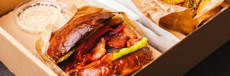 Box à emporter composée de burger et frites Box à emporter composée de burger et frites