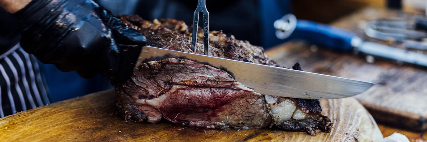 Découpe de viande rouge sur une planche en bois