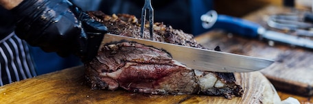 Découpe de viande rouge sur une planche en bois