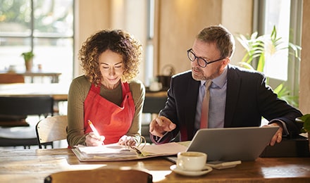 Un homme et une femme qui travaillent