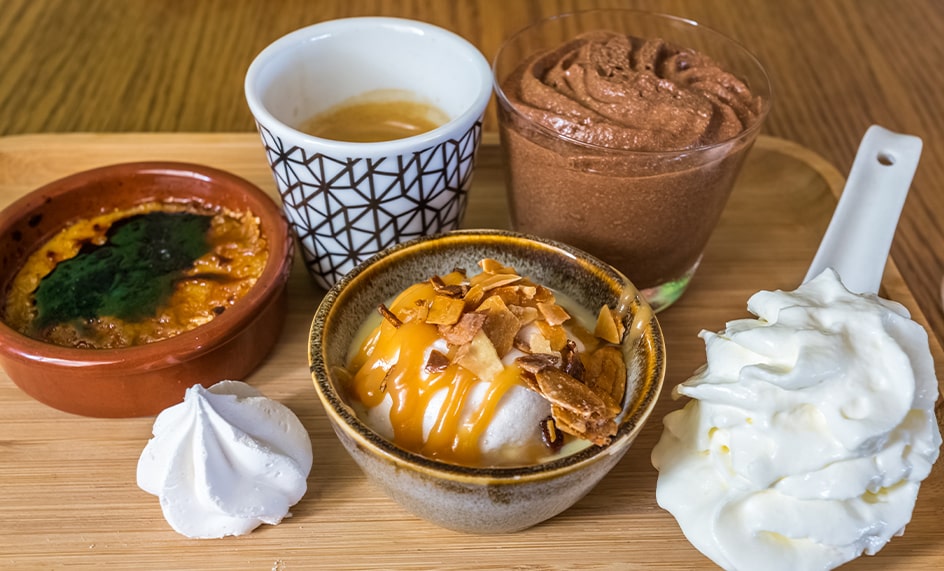 Café gourmand et gâteaux sur planche en bois