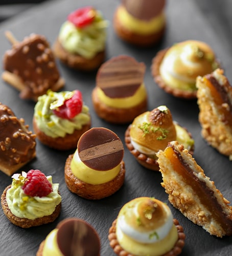 Mignardises diverses sur ardoise