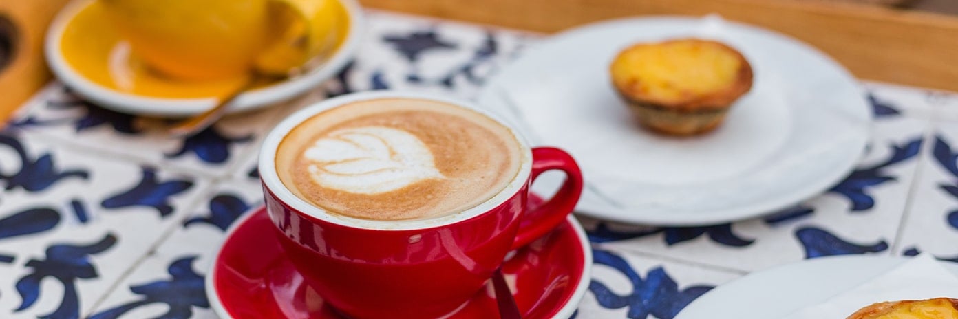 Café gourmand sur plateau avec gâteaux