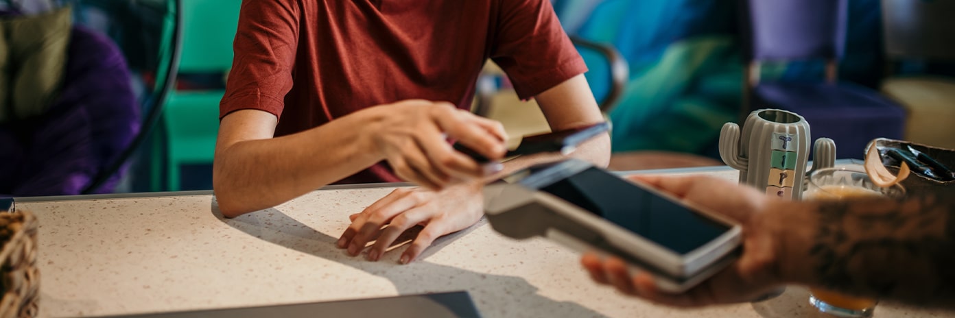 Cliente qui paie par carte au restaurant