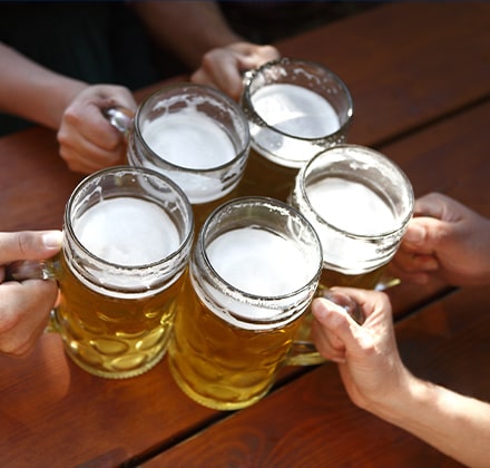 Chopes de bière qui trinquent