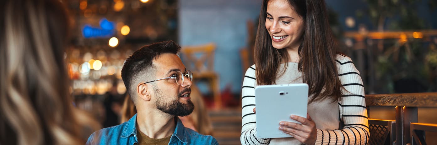 Client qui passe sa commande à une serveuse