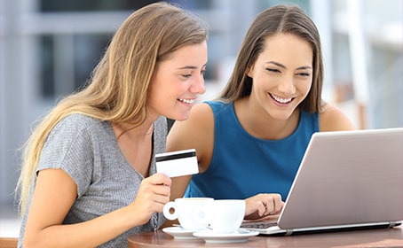 Carte de fidélité digital - Clientes devant un ordinateur