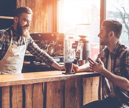 Patron et client qui parle dans un bar