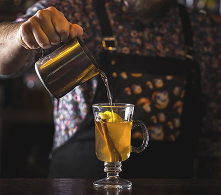 Barman préparant un verre de rhum chaud