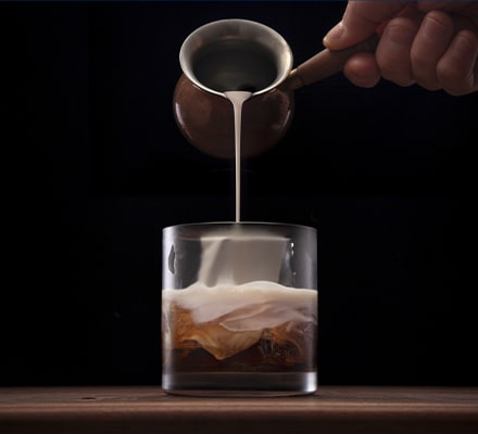Préparation du cocktail à base de lait, le White Russian