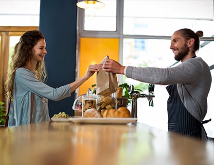 Vente à emporter : cliente qui récupère sa commande