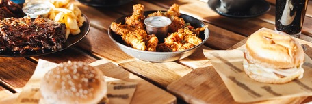 Différents plats de comfort food sur une table